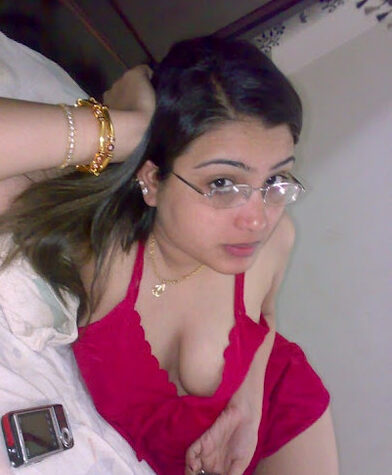 Book young college girls who are working as Mathura call girls.